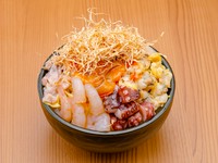 エビ・タコなど海の幸たっぷり。満足度の高いもんじゃ焼きです。