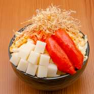 もんじゃ焼きの大定番『明太もちもんじゃ』。もちの心地よい食感に、明太子のアクセントが絶妙。こだわりの出汁の風味もしっかりと楽しめます。まずはオーダーいただきたい、王道のメニューです。