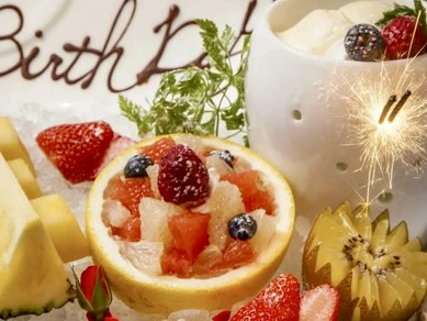 【誕生日や記念日に】キラキラ花火付き誕生日プレート贈呈