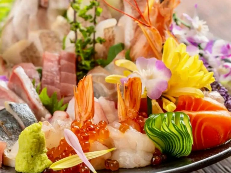 おいしい食べ比べを楽しめる。季節に合わせた鮮魚が堪能できる一皿『お刺身3点盛り合わせ』