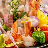 その日その時季オススメの、季節に合わせた鮮魚が堪能できる一皿。その時々にもっとも旨みを増す旬の味覚を少しずつ、いろいろ味わうことができ、おいしい食べ比べを楽しめます。