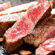 岐阜県内で育てられた和牛のブランド「飛弾牛」。肉質がきめ細かくてやわらかいだけでなく、美しい霜降りと口の中でとろけることが特長です。そんな「飛弾牛」を贅沢にステーキで味わえます。