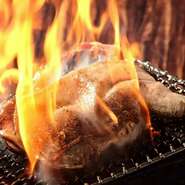 おいしい鶏肉の代表格とも言われる「名古屋コーチン」。しっかりとした歯ごたえとコクのある肉質が特徴です。肉の旨みを炭火焼きの香ばしい香りが包み、柔らかな肉を噛みしめれば、口中に豊かな旨みが広がります。