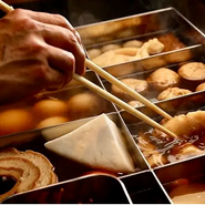 駅チカで、店内全150席、全席完全個室で、さまざまなシーンに対応できる大型居酒屋です。ゲストとのコミュニケーションを重視し、スタッフ一同きめ細やかな心配りで“おもてなし”しています。