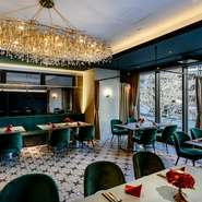 開放的な大窓とラグジュアリーな照明が印象的な店内。細部にまでこだわりを散りばめられた空間もまた、大切な人とのランチ・ディナーを煌びやかに演出してくれます。