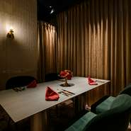 こだわりの食・空間に、ソムリエセレクトのワインなど、ドリンクも珠玉の銘柄を用意。アクセスも良好なため、接待などビジネスの場面でも重宝できるお店です。