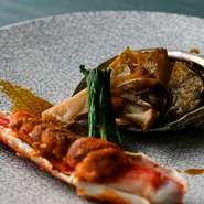 コース料理では、新鮮な海の幸を活かしたメニューをはじめ、さまざまな旬の料理を味わうことも。和の職人が手掛ける季節の逸品もまた、ゲストの五感を満たしてくれます。