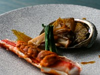 コース料理では、新鮮な海の幸を活かしたメニューをはじめ、さまざまな旬の料理を味わうことも。和の職人が手掛ける季節の逸品もまた、ゲストの五感を満たしてくれます。