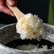 メインの一角である『米』は、魚沼産最高級こしひかり「雪椿」を採用。炊き方にもこだわることで米の粒がふっくらと立ち、豊かな風味と甘み、程よい粘りと、その魅力を余すことなく伝えています。