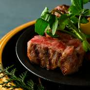 メイン食材の一つ『和牛』は、全国各地の和牛より、その時々で最もコンディションに優れた素材を厳選。和牛特有の柔らかな食感＆とろける味わいで、一口ごとにゲストを魅了します。