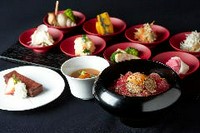 稀少米雪椿をにトリュフを混ぜ込み、山形牛を乗せました。
前菜、口取り８皿、デザート、コーヒー紅茶付き。