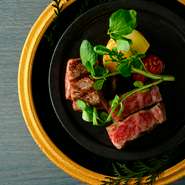 メインの一角となる『和牛』は、全国より常時最高品質の和牛を厳選。その時々で最も質の高い和牛を仕入れ、素材の特性を最大限に活かす調理法を追求。一口でそのこだわりを実感できます。