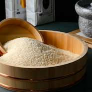 お米は、魚沼産最高級こしひかり「雪椿」を採用。冷涼な気候で育まれたお米は、甘みと適度な粘りが特徴。炊き上がりはふっくらと米粒が立ち、その豊かな香りが広がります。和牛との相性も抜群です。