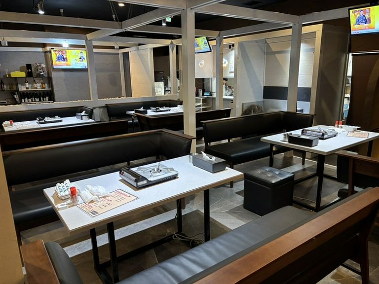 21時からはカラオケも。仲間たちとの楽しい夜に