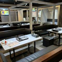 21時からはカラオケも。仲間たちとの楽しい夜に