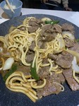 ジンギスカンはうどんでのアレンジもオススメ。お肉の旨みを麺に絡めていただく『ジンギスカンうどん』として楽しめます。