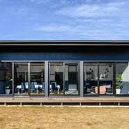 静かな住宅街に佇む一軒家レストラン。1日昼夜各1組限定の完全予約制のため、大切な人とのデートにもオススメ。シェフこだわりの料理と上質な空間が、大切な人との時間をより特別なものにしてくれるはずです。