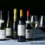 料理との相性から選び抜かれたワイン。旬の食材の味わいをより引き立て、今日の一皿をより魅力的なものに変えてくれます。特別な食事とともに、厳選ワインの奥深い味わいをご堪能あれ。