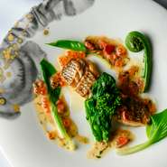 メニューは昼夜共にコースのみとなります。掲載料理の画像は一例です。当日の仕入れによって料理の内容は異なります。