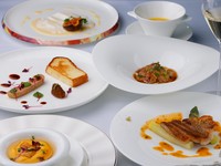 アミューズ・冷前菜・スープ・ポワソンまたはビアンド・デセールの5品
※パンとカフェ付