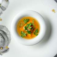 新鮮な野菜や旬の食材をふんだんに使い、優雅なランチタイムにぴったりなコースをご用意。昼の明るい光が差し込む空間で、ゆったりとした時間を過ごせます。贅沢なお昼どきを、満喫してみませんか。