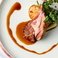 旬の厳選食材たちと特別な夜を演出。落ち着いた一軒家の空間で、ゆっくりとお食事をお楽しみください。お客様に寄り添うおもてなしも完全予約制の強み。記念日や接待など大切な夜にもおあつらえ向きです。