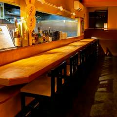 リラックスしてお食事を。和やかに食事を楽しめる店内