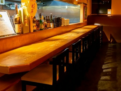 リラックスしてお食事を。和やかに食事を楽しめる店内