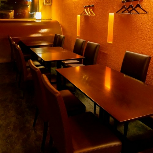 間接照明の優しい灯りが和やかな一時を演出