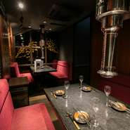 上質な和牛と個室完備の空間は、大切なおもてなしの席にも最適です。ワインもこだわりの肉や料理とマリアージュを重視しシェフが厳選。珠玉のワインを取り揃えています。