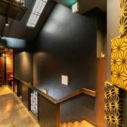 趣と高級感を感じさせる店内は、訪れる人びとに心和む一時を提供してくれます。店内にはプライベートな場面に嬉しい個室も完備。ビジネスシーンでの利用も最適です。