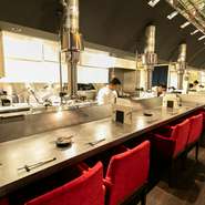 店内には料理人の技を間近で楽しめるカウンター席を完備。ライブ感たっぷりに繰り広げられる調理風景は、料理を待つ間も感性を刺激してくれます。ただ味わうだけでなく、五感を満たす演出も見どころです。