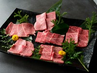 その日の仕入れで最も味わうべき部位6点を提案する、おまかせの盛り合わせです。赤身からサーロインまで、バリエーション豊かな部位をセレクト。シンプルな楽しみ方ゆえに、素材としての旨み・甘みを実感できます。
