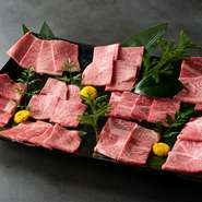 その日の仕入れで最も味わうべき部位8点を提案する、おまかせの盛り合わせです。赤身からサーロインまで、バリエーション豊かな部位をセレクト。シンプルな楽しみ方ゆえに、素材としての旨み・甘みを実感できます。