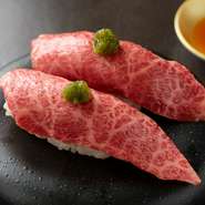 「まつなが和牛」サーロインで握る肉寿司。サーロイン特有のとろけるような肉の甘み、さっぱりとした赤酢シャリ、特製醤油と共に炙ることで醸し出される香ばしさが絶妙に調和する一貫です。