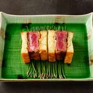 まつなが牛のジューシーなカツをサンドイッチでお楽しみいただける当店の人気メニューです。焼肉の間の箸休めとしても、最後の締めにもどうぞ。