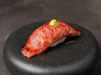 仕上げはゲストの目の前で。臨場感抜群『まつなが和牛　肉寿司』