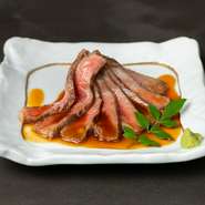 品のある甘さが特徴の「まつなが和牛」サーロインを、オーダーを受けてからカット。旨みと肉汁を余すことなく届けるため、絶妙な火加減で調理。焼きたてをぜひ賞味いただきたい、シェフ自慢の逸品です。