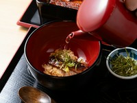 うな重を最後まで贅沢に楽しめる追加セットメニューです。（特製だし・海苔・お茶碗・スプーン）