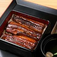 【鰻の成瀬】自慢の鰻3種の食べ比べを楽しめるお重。『竹』サイズのうな重に、並・上・特上の鰻が、各1/4身ずつ収めて提供しています。
