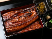 鰻は関東風の蒸し焼きスタイルで提供。オーダーを受けてから一尾ずつ丁寧に調理しています。こだわりのタレは幅広い世代が楽しめるよう、コクがある甘めの仕立てに。お米も厳選された国産米を使用しています。