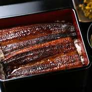 厳選された国産ニホンウナギをメインに迎えた、贅沢なお重。じっくり焼き上げた上質な鰻を、ぜひ賞味あれ。（写真は『松』）