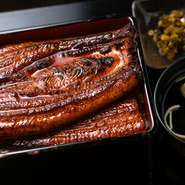 丁寧に焼き上げた海外産ニホンウナギを、こだわりのタレ・お米と頂く、一番人気のお重。コストパフォーマンスに優れた逸品です。（写真は『松』）