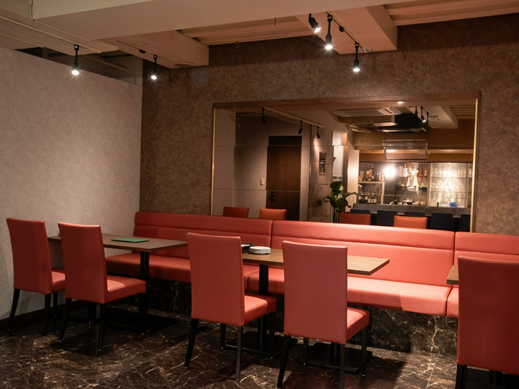  リラックスして食事を楽しめる、オシャレな店内