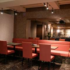  リラックスして食事を楽しめる、オシャレな店内