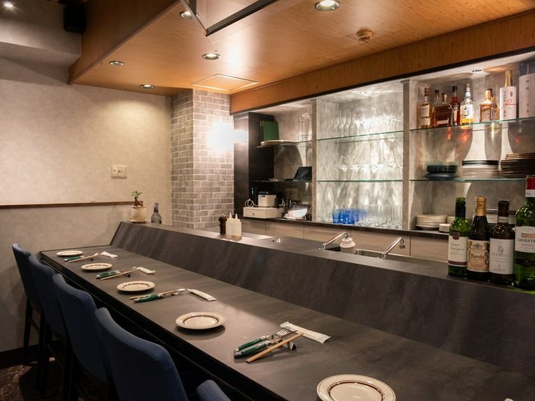 カウンターで贅沢を。お酒主体での利用も可