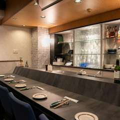 カウンターで贅沢を。お酒主体での利用も可