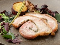 口当たりにこだわった『三田ポークバラ肉の皮付きポルケッタ』