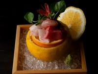 骨のあらから抽出しただしを、減圧加熱調理によって魚の身へ深く含浸させることで、骨の旨みまで染み渡る刺身に仕上げています。魚の繊細さが損なわれることなく、しっとりとした食感と深みのある味わいを堪能。