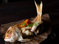 葉に乗せて提供することで香りが移り、食欲をそそります。一口大にカットされた魚の切り身は、減圧加熱調理を用いてふっくらしっとり。高く掲げた骨も、香ばしさと軽やかな食感が楽しめます。